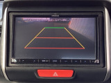 リアカメラ装備、運転に自信のない方でも安心して車庫入れができるリバース連動リアカメラが装着されています。狭い駐車場はもちろん、雨の日や夜間でもストレスなく運転していただけます。