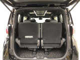 サードシートまで展開すると、ラゲージスペースはほぼ無い状態となります。