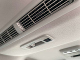 リアシーリングファンも付いておりますので、車内の空気の循環にも役立ちます。