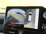 バックカメラの他に上から見下ろしたような画像が見れるアラウンド(全方位)モニター。前後左右を把握できます!