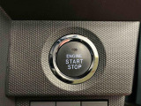 【プッシュボタンスタート】 スマートキーを携帯し、ブレーキを踏みながらボタンを押すだけでエンジンをかけることができます