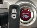 【Hondaスマートキー】カバンやポケットに入れたままでもドアの施錠・解錠が可能なスマートキーを装備。エンジンのオン・オフ時もカギを取り出す必要が無いからとっても便利です♪
