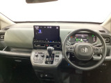 車内は光触媒抗菌消臭施工済です。インパネ周りはスタイリッシュなデザインです。グローブボックスやカップホルダーのほかにトレーなどたくさんの収納スペースが付いています。