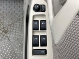 【電動格納ミラー】サイドミラーは電動格納式となっており、狭い駐車場でもキズがつくリスクを抑えられます。