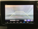 バックでの車庫入れも安心です! リアカメラが付いているバックモニター付のナビを装備しております。操作線もついており距離感も画面から確認できます。