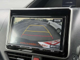 【バックカメラ】駐車時に後方がリアルタイム映像で確認できます。大型商業施設や立体駐車場での駐車時や、夜間のバック時に大活躍!運転スキルに関わらず、今や必須となった装備のひとつです!