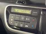 【オートエアコン】一度お好みの温度に設定すれば、車内の温度を検知し風量や温度を自動で調整。暑い&hellip;寒い&hellip;と何度もスイッチ操作をする必要はありません。快適な車内空間には必須の機能ですね♪