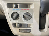 寒い冬も暑い夏も全席に快適な空調を届けてくれる、ダイヤル式エアコンを装備♪