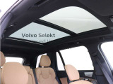 屋根一面まるごととも言える特大サイズのチルトアップ機構付電動パノラマ・ガラス・サンルーフ。晴天時はもちろん、雨天・曇天時にもシェードを開けることで常に開放的な車内空間を実現させてくれます。