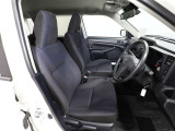 ゆったり室内で運転もしやすいです♪使い勝手の良い配置も考えられています!!