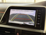 【バックガイドモニター】車両後方の映像をナビ画面に表示し、駐車などの後退操作をサポートします。