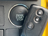 【キーフリーシステム】カバンやポケットに入れたままでもドアの施錠・解錠が可能なスマートキーを装備。エンジンのオン・オフ時もカギを取り出す必要が無いからとっても便利です♪
