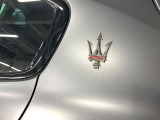 Cピラーは様々な角度から差し込んだ光を、きらびやかに反射するようにデザインされており、「輝き」や「雷」を意味する「サエッタ」ロゴが施されております。