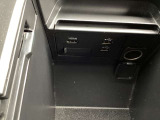 センターコンソールBOX内にUSB端子2個&HDMI端子1個 ミュージックプレーヤー接続でお気に入りの音楽を楽しむことが出来ます♪
