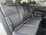 後部座席も気になるようなキズ・汚れやへたり等、大きなダメージはなく、良好な状態です。
