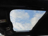 室内に心地いい解放感を。パノラマムーンルーフ付きです。キャンプで星空を眺められます!