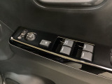 ハンドルの右側に電動格納付きパワーミラーの操作スイッチがついています。左右のサイドミラーの角度調節も微調整ができて便利です。パワーウインドウは運転席でドア4枚とも上下の操作ができるようになっています。