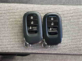 ☆スマートキー☆ドアの開錠・施錠はもちろんですが、エンジンをかけるときも鍵を取り出さなくて大丈夫ですよ♪両手に荷物をお持ちの時でも、大変便利で使い易い装備です☆
