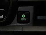 ★ECONスイッチ★ エコドライブを加速しよう!スイッチをONにすると、運転の仕方によるロスを抑え込み燃費をよくするようクルマが頑張ります(*^ー^*)燃費向上にチャレンジ♪