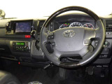 運転の際、常に目にする部分だけにシックで飽きのこないデザインが良いですね。