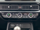 ◆デュアルオートエアコン◆運転席と助手席それぞれで温度の調節が可能なオートエアコンを装備。