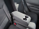 【後部座席のアームレスト(ドリンクホルダー付)】後部座席にはアームレスト(ドリンクホルダー付)が配置されています。肘を置いてゆったりとドライブを堪能できます。