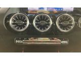 メルセデス・ベンツはドイツ本国シュツットガルト近郊でのメルセデス自車が関わった重大事故を、40年以上に亘って調査しています。エアバッグやシートベルトテンショナーは、この調査の結果生み出されました。