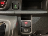セレクトレバーの右に電子制御パーキングブレーキがあります。スイッチひとつで、停車した地点の傾斜などをシステムが検知・判断してブレーキ力を自動的に最適制御し、しっかり停車できるパーキングシステムです。