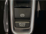 指先の操作でパーキングブレーキの「作動と解除」が行うことができる装備。ブレーキペダルから足を離しても停止し続けてくれるオートブレーキホールド機能。信号待ちなどの際には便利。ECO運転で低燃費走行♪