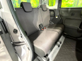 後部座席も気になるようなキズ・汚れやへたり等、大きなダメージはなく、良好な状態です。