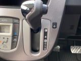 シンプルでとても使いやすいフロアシフトです。