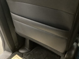 【収納】後部座席収納。散乱しがちな小物を収納するのに便利です。お子様のおもちゃやティッシュボックス、書類等様々なものの収納が可能です。