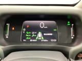 デジタル表示のスピードメーターと安全支援情報、燃費やオドメーターなどの表示の他に、ホンダセンシング機能などの表示もできる多機能なマルチインフォメーション・ディスプレイです。
