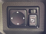 【電動格納ミラー】サイドミラーは電動格納式となっており、狭い駐車場でもキズがつくリスクを抑えられます。
