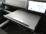 ノートPCを置いてお仕事や軽食時のトレイ代わりに便利なインパネテーブル装備です。危険ですので走行中は、収納しておいてください