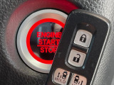 便利なキーレス&プッシュスタートシステム♪この電子キーを携帯しているだけで簡単にエンジンの始動やドアの解錠、施錠が可能です!また万が一の時も安心なエンジンイモビライザーもついてます!