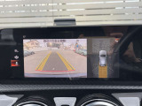 【バックカメラ】リバースに連動して車両後方の映像をディスプレイに表示します。歪みの少ないカメラと、鮮明な画像で後退時の運転操作をサポートします。