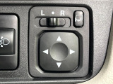 【電動格納ミラー】サイドミラーは電動格納式となっており、狭い駐車場でもキズがつくリスクを抑えられます。