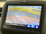【バックカメラ】駐車時に後方がリアルタイム映像で確認できます。大型商業施設や立体駐車場での駐車時や、夜間のバック時に大活躍!