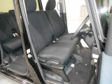 運転席は高さを調整できるハイトアジャスター付きです。
