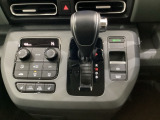 「e:HEV」搭載車です。日常シーンのほとんどをモーターで走行し、高速クルージングなどモーターよりもエンジンの方が効率が良い領域はエンジンで走行、あらゆる領域で優れた燃費走行を実現します。
