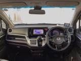 【前方視界】開放的な前方視界!運転がしやすく疲れにくいです♪窓が大きく、見通しがとっても良いおクルマですよ♪