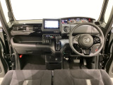車内は光触媒抗菌消臭施工済です。スタイリッシュなデザインでスポーティなインパネ周りを演出します。グローブボックスやカップホルダーのほかにトレーなどたくさんの収納スペースが付いています。