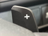 【パドルシフト】ハンドルから手を離さずに素早くシフトアップ&ダウンができるので、エンジンブレーキを使う下り坂や高速道路の合流で加速したい場面で役立ちます。