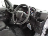 シンプルで使いやすいデザインの運転席です。
