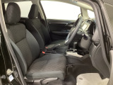 広い足元にゆったり座れるシートは長距離の運転でも疲れにくいシートです。女性でも運転がしやすいようにシートの高さ調整機能(シートリフター)がついています。