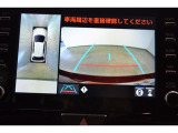パノラミックビューモニター付きです。 車両を上から見たような映像をディスプレイオーディオ画面に表示。 運転席からの目視だけでは見にくい、車両周辺の状況をリアルタイムでしっかり確認できます。
