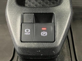 【電動パーキングブレーキ+オートブレーキホールド機能】 指先だけで簡単に操作が可能なパーキングブレーキ、スイッチを押すとブレーキペダルから足を離してもブレーキを保持できるオートブレーキホールド搭載。