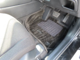 【フロントのフロアマット】前席は純正フロアマット付きです。大きな汚れもなく、使用感も少なめで綺麗な状態です。