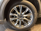 【純正インチアルミホイール】外観にマッチした純正アルミホイールを装着しております。スタッドレスタイヤも取扱いしております。是非ご相談ください